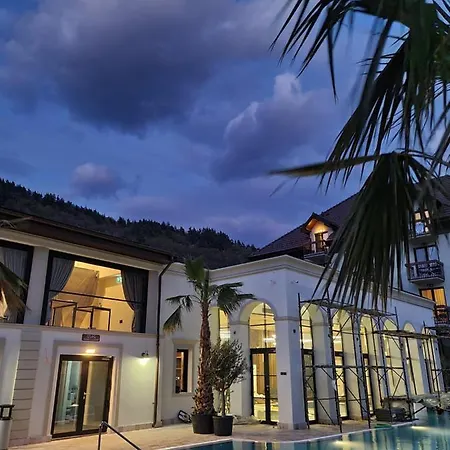 Hotel River &